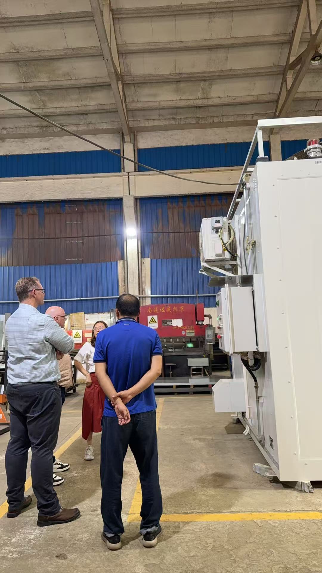 Últimos blogs de la empresa sobre Russian Client Visits Wuxi SUPER Factory to Inspect Hazardous Materials Safety Cabinets — Initial Cooperation Established