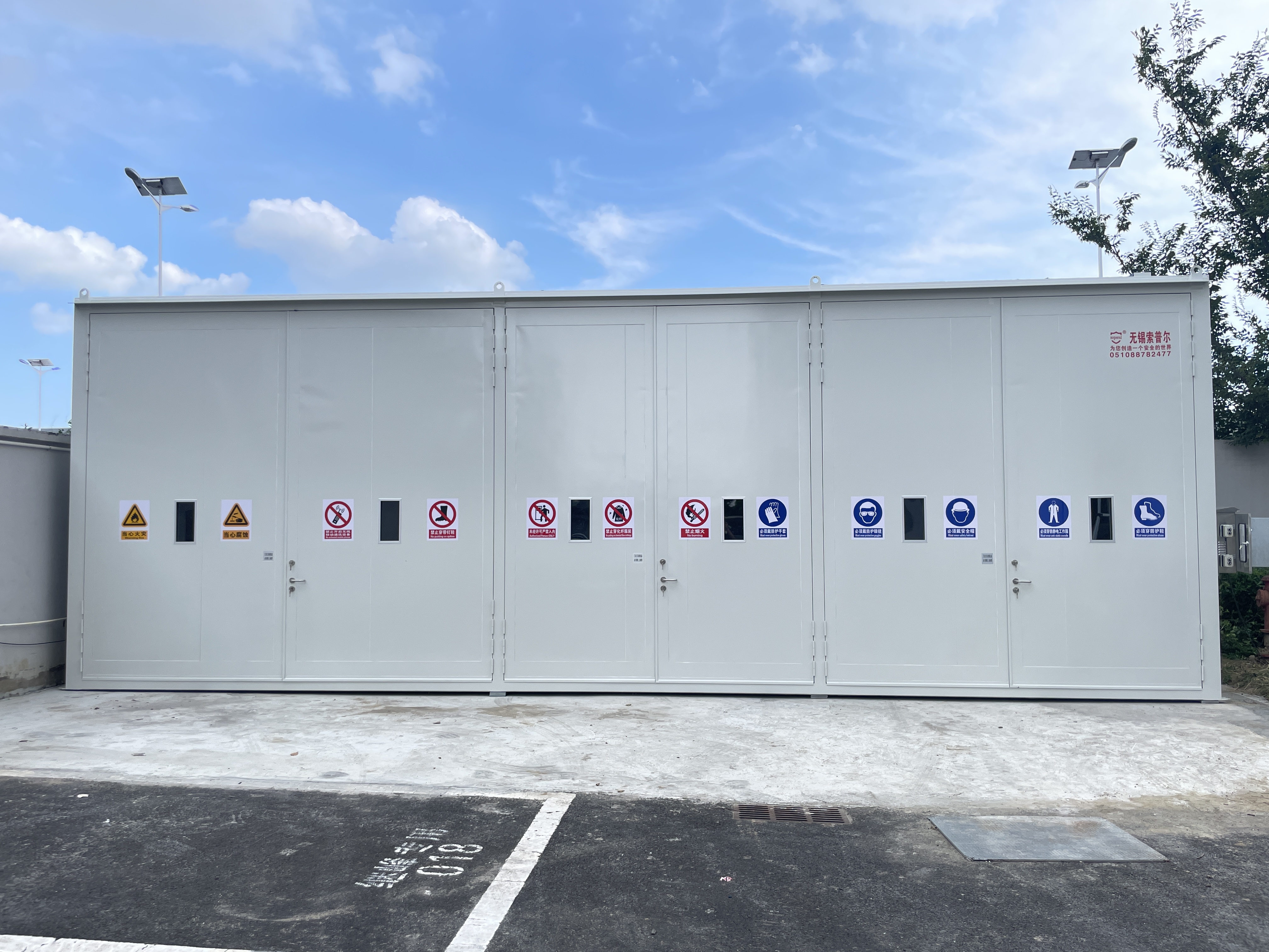 Últimos blogs de la empresa sobre When Does Your Facility Need a Walk-In Dangerous Goods Storage Unit?